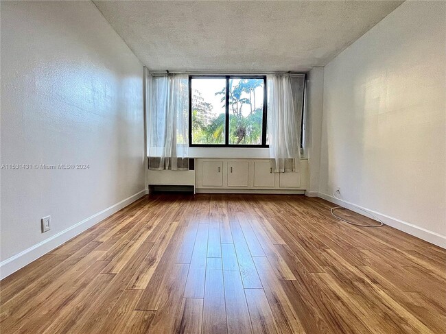 Building Photo - 520 Brickell Key Dr