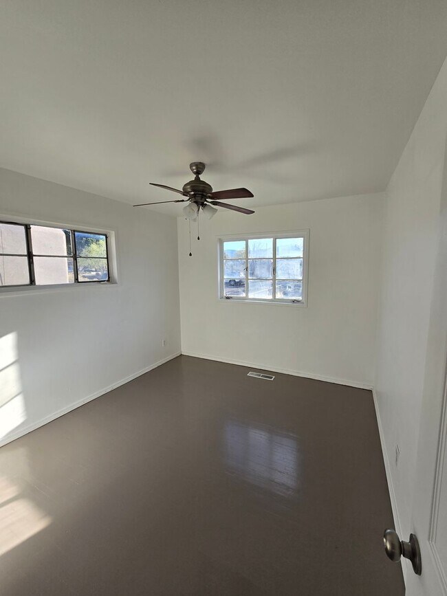 Foto del edificio - Centrally located in the NE Heights 4 bedroom, 1 3/4 Bath 1900 square feet