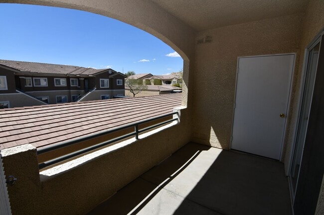 Building Photo - 2 bed/2 full bath, condo WITH GARAGE