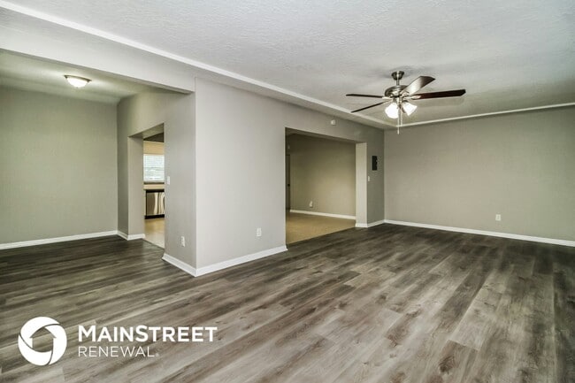 Building Photo - 6007 Oakcrest Cir
