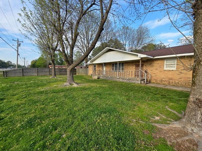 Building Photo - 706 N Holman St