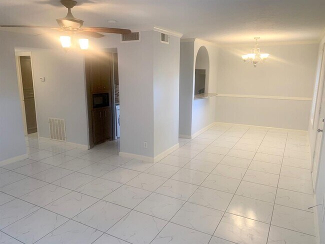 Building Photo - 5550 N Braeswood Blvd