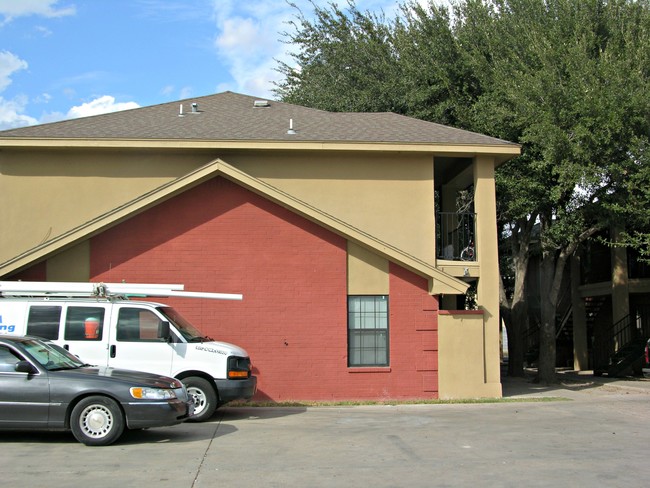 Building Photo - 916-918 W Caffery St