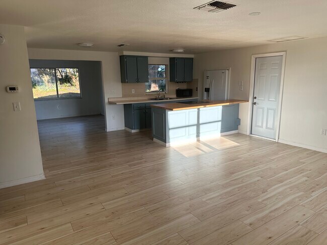 Building Photo - 7633 Karen Dr