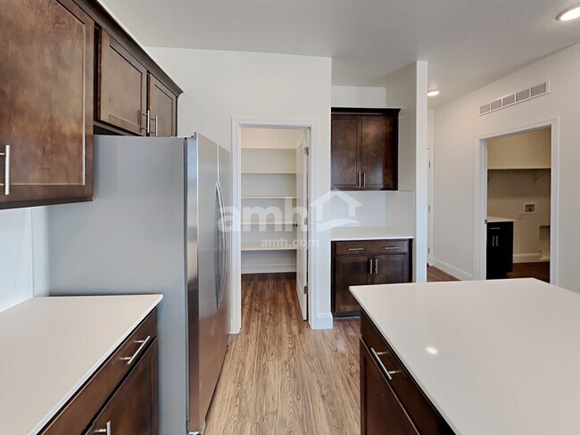 Foto del edificio - 3324 Fields Ave