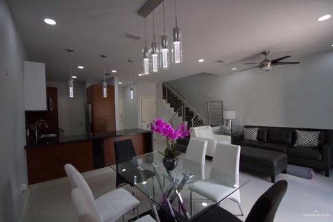 Foto del edificio - 2210 E 1st St