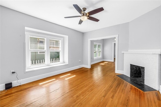 Building Photo - 116 16th Ave SE