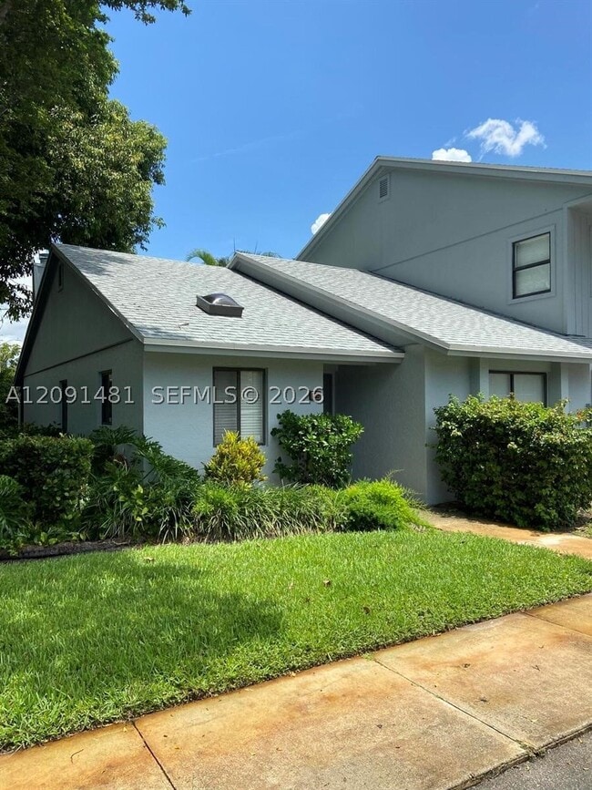 Building Photo - 2425 SW 22nd Ave
