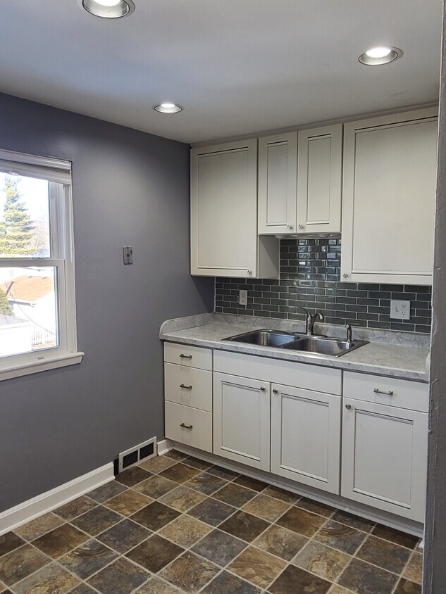 Kitchen - 38 E Lincoln Ave