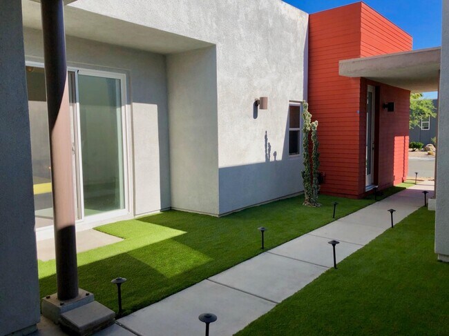 Building Photo - 571 Skylar Ln