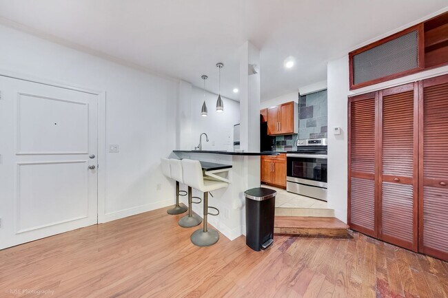 Building Photo - Walk to the Beach – Bright 1Bedroom/1 Bath...