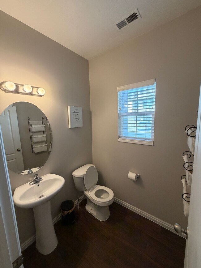 Building Photo - 977 Chelsea Ln