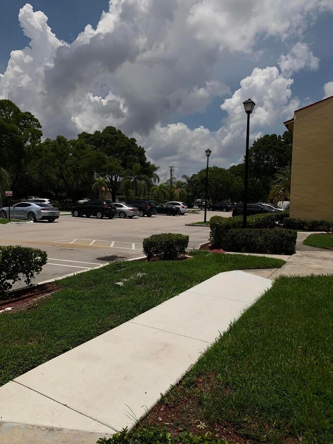 Building Photo - 2015 Coral Ridge Dr