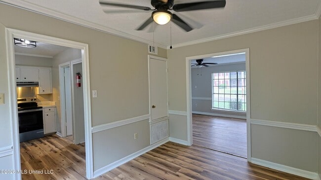 Building Photo - 1121 Woodfield Dr