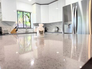 Building Photo - 20429 NE 10th Ct Rd