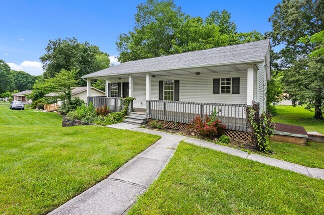 Building Photo - 3 Bedroom 3 Bath Home For Rent In Knoxvill...