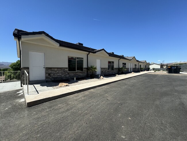 Building Photo - 435 N Stone Mountain Dr