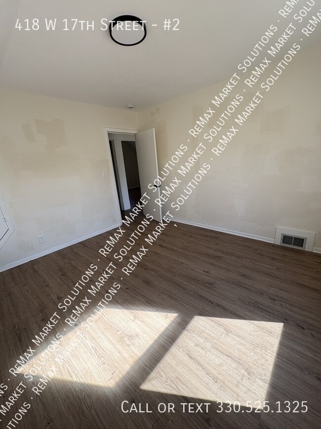 Building Photo - 418 W 17th St