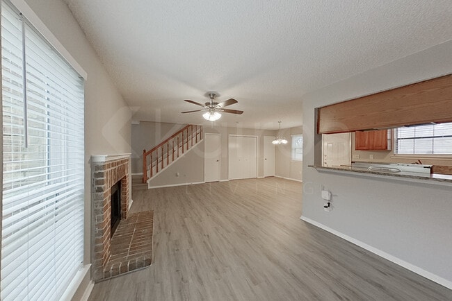 Building Photo - 822 Courtenay Pl