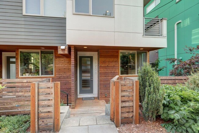 Building Photo - Luxurious 3bd, 2ba Townhouse Available wit...