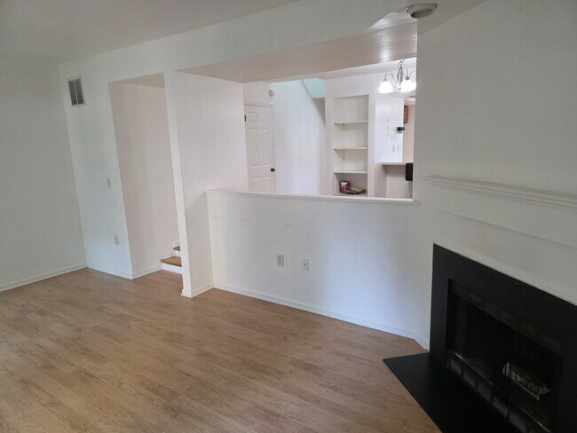Building Photo - 131 Freedom Ct