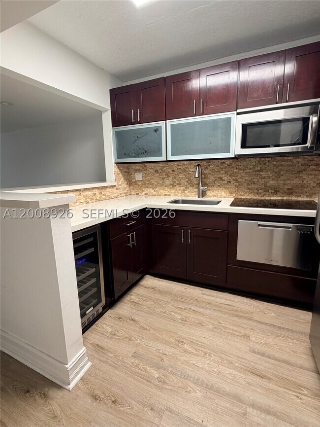 Building Photo - 3225 Bird IV3