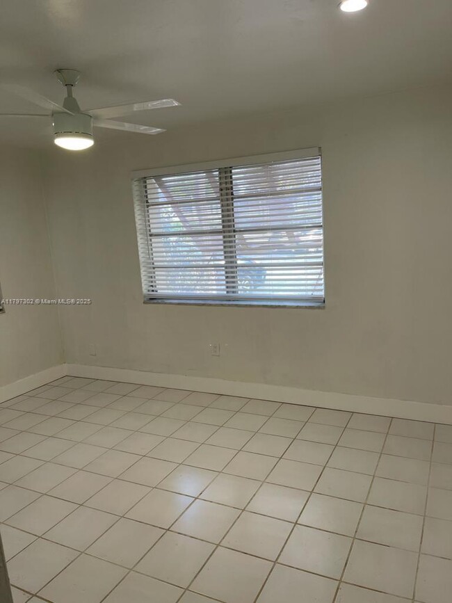 Building Photo - 9352 SW 77th Ave