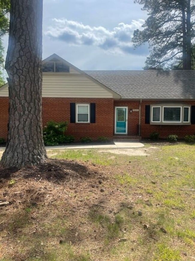 Building Photo - Charming 5 Bedroom Rancher Available Now !