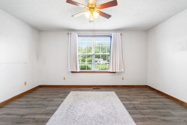 Building Photo - Adorable Home in Pleasant View- COMING SOON!