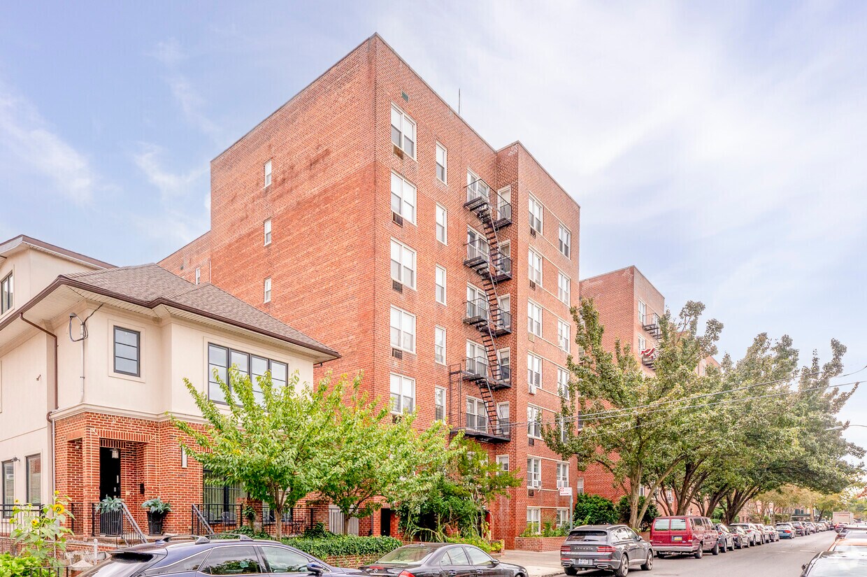 Foto principal - 1855 E 12th St