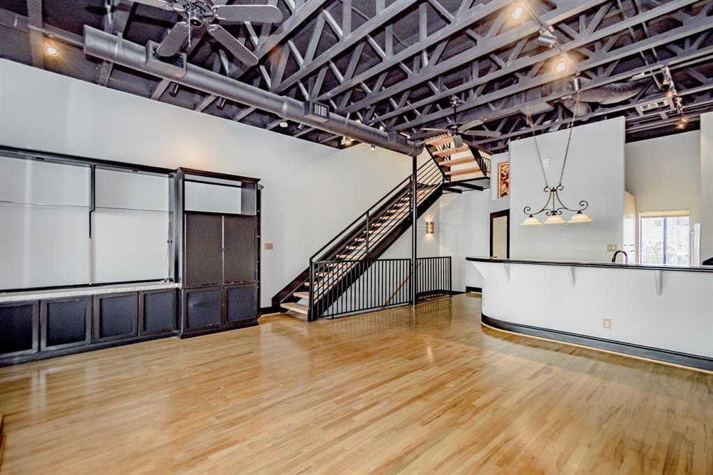 Primary Photo - 1010 Columbus St