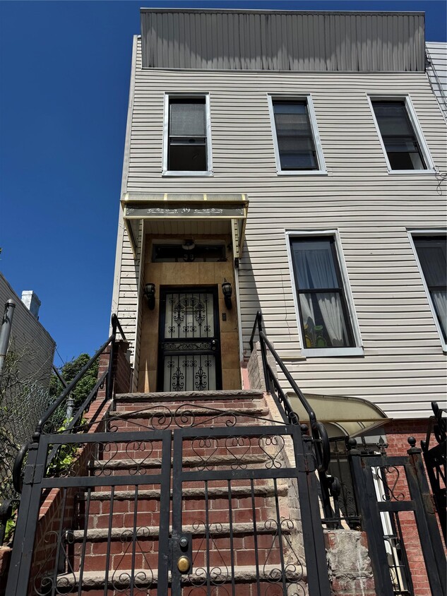 Primary Photo - 39 Cornelia St