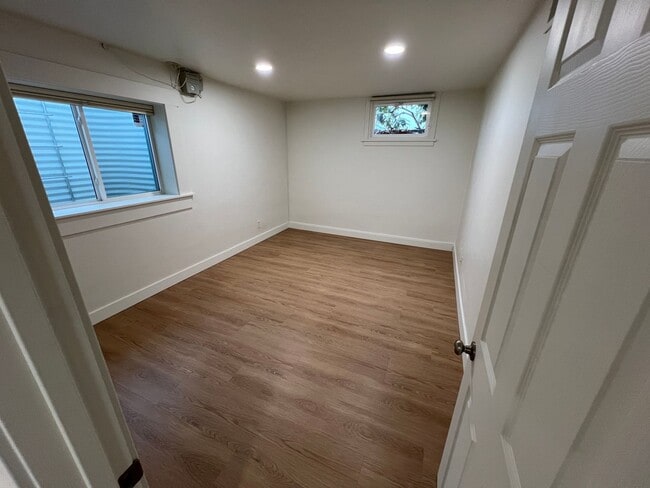 Building Photo - 841 Red Apple Rd