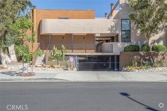 Building Photo - 5456 Hermitage Ave