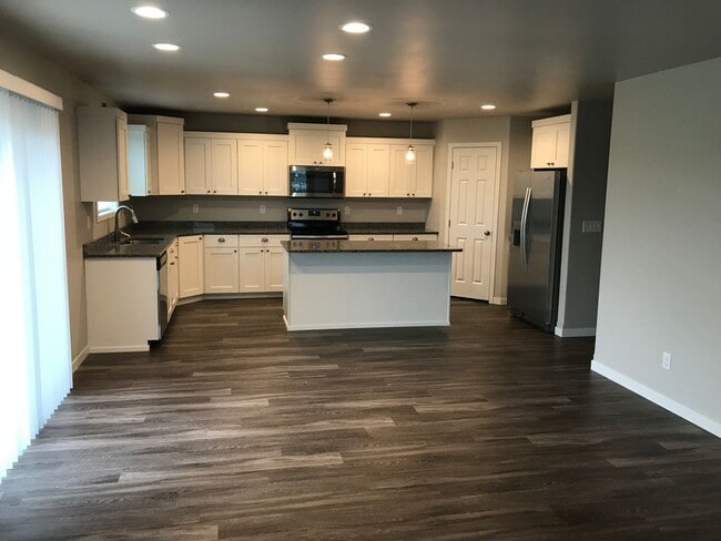 Foto del edificio - 4 Bed 3.5 Bath Single Family Home