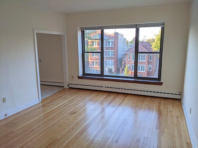 Building Photo - 1405 W Jarvis Ave