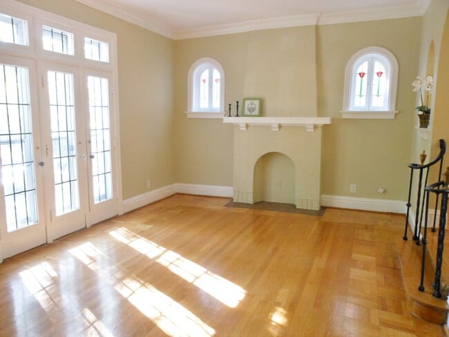 Building Photo - 7541 Parkdale Ave