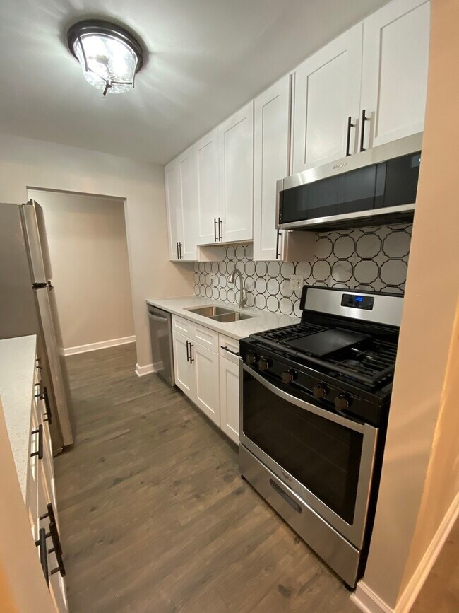 Building Photo - 2210 Country Club Dr