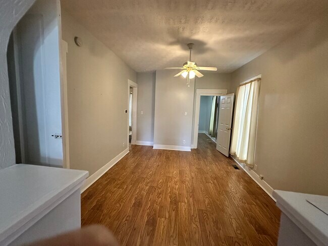 Foto del edificio - 211 Burns Ave