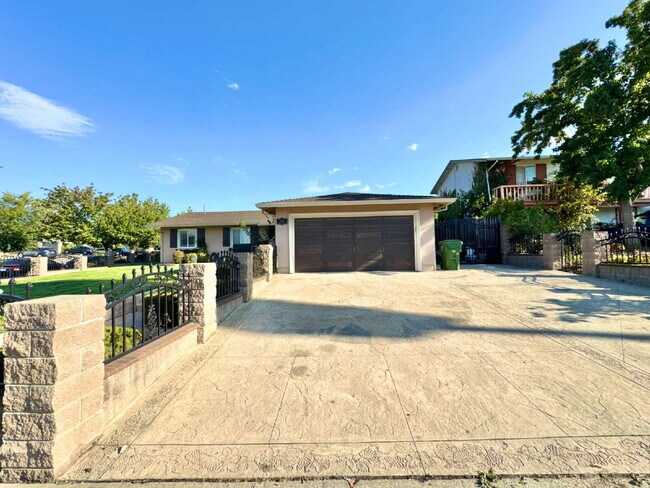 Foto del edificio - Large Evergreen Home with Solar & Community Pool