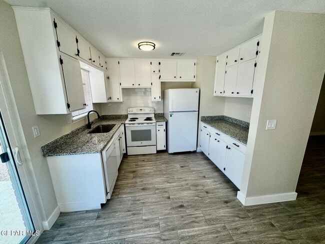 Building Photo - 8636 Mettler Dr