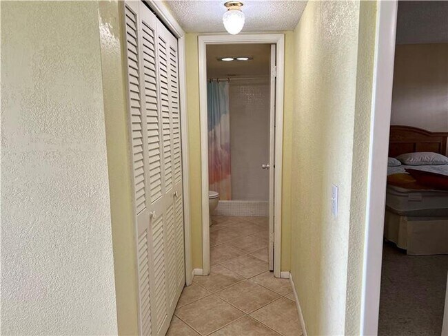 Foto del edificio - 3000 N Palm Aire Dr