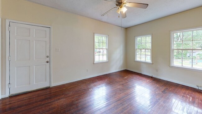 Building Photo - This 2/1 in the Broadmoor Community is rea...