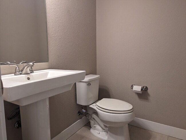 Building Photo - 6bd/4.5 bath home in Southwest Longmont!