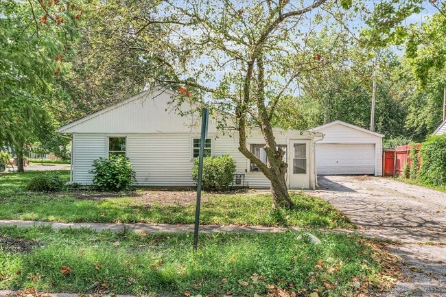 Building Photo - Now Leasing 3-Bedroom, 2-Bath House with Detached Garage for Move in August 1st!