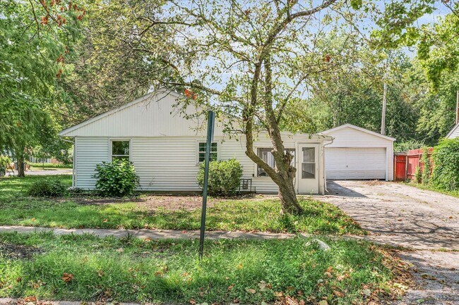 Foto del edificio - Now Leasing 3-Bedroom, 2-Bath House with Detached Garage for Move in August 1st!