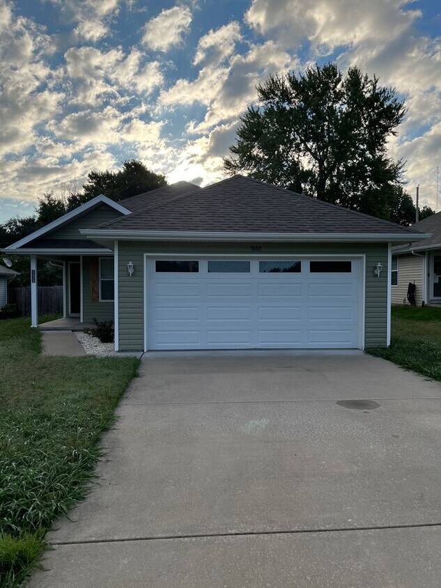 Foto principal - Beautiful 3 bedroom 2 bath in great location.