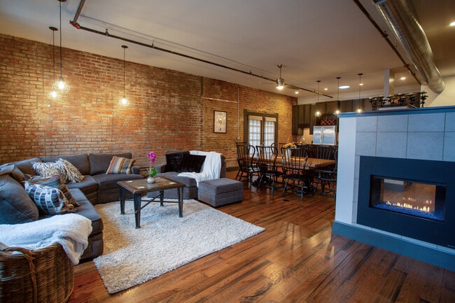 LR - 225 E Blaine St
