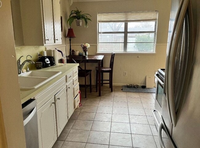 Building Photo - 3 Bedroom Available April 1st