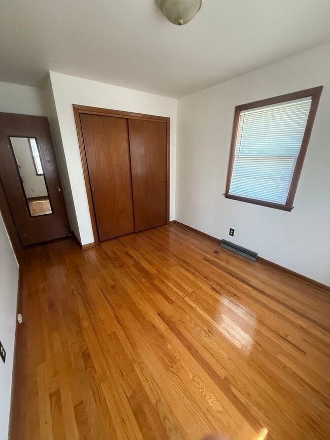 Building Photo - Quaint 1 bedroom/bath with private parking